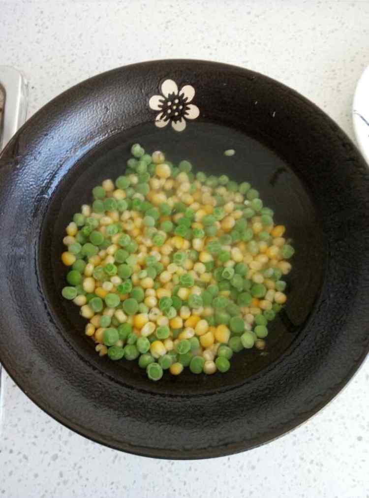 玉米豌豆粒小炒步骤3