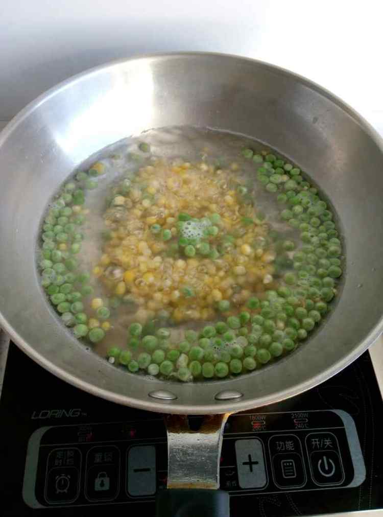 玉米豌豆粒小炒步骤2