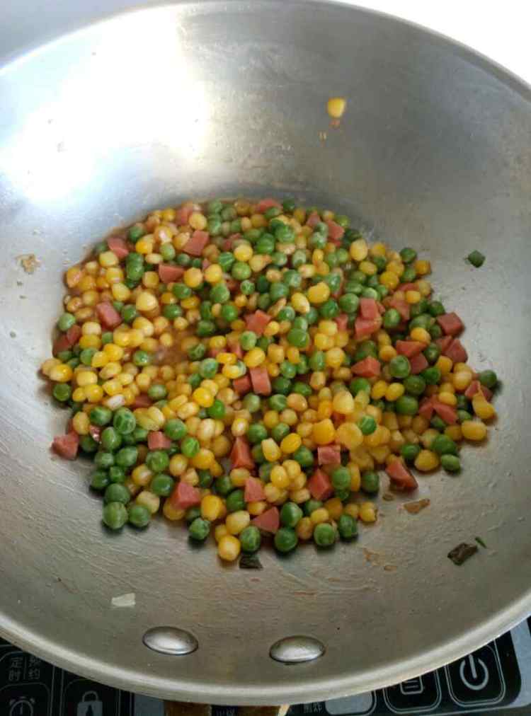 玉米豌豆粒小炒步骤6
