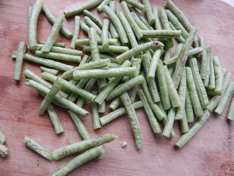 土豆烧豆角步骤1