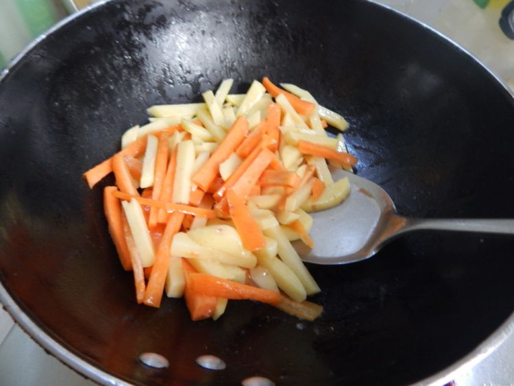 土豆烧豆角步骤5