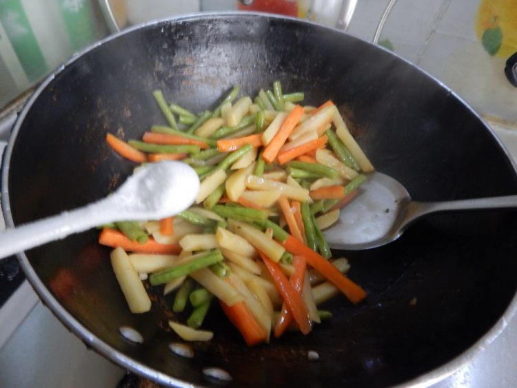 土豆烧豆角步骤11