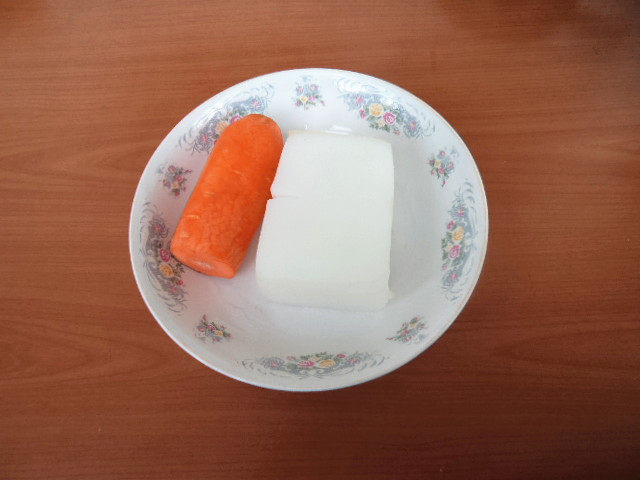 胡萝卜炒焖子步骤1