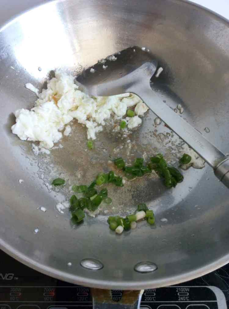鸡蛋白小炒步骤3