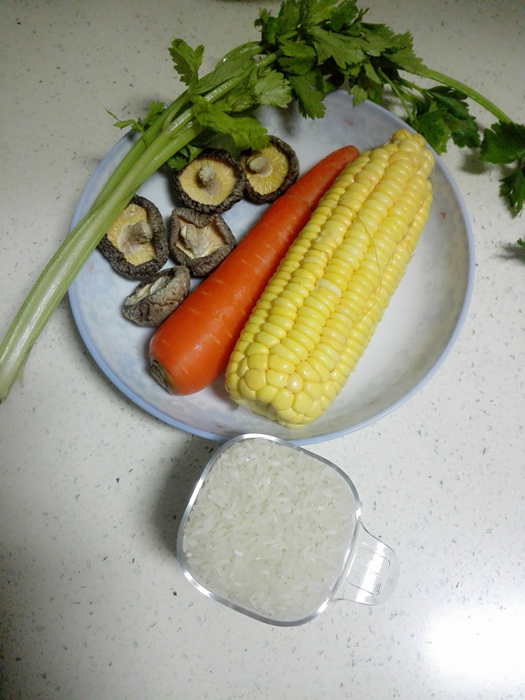 玉米胡萝卜香菇粥步骤1