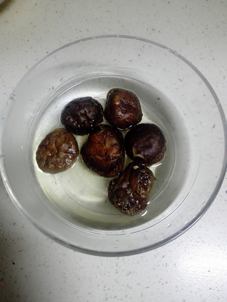 玉米胡萝卜香菇粥步骤5