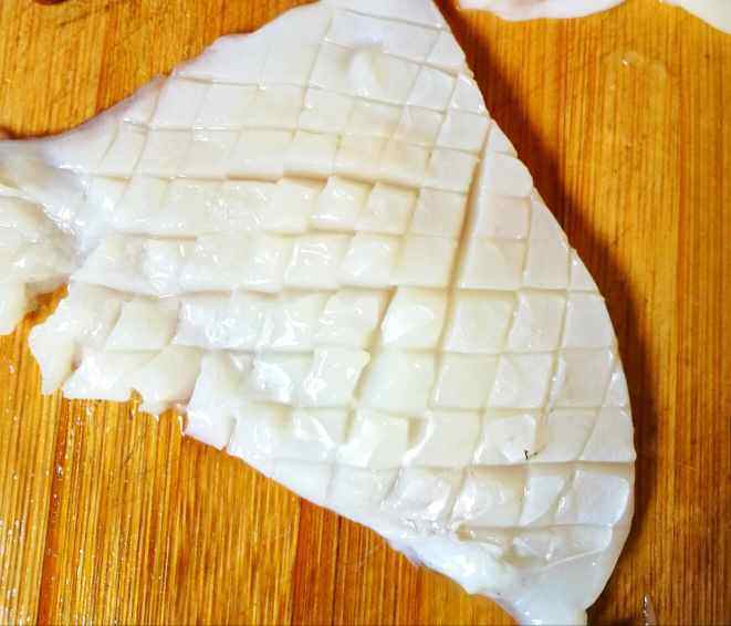 辣炒墨鱼话花步骤1