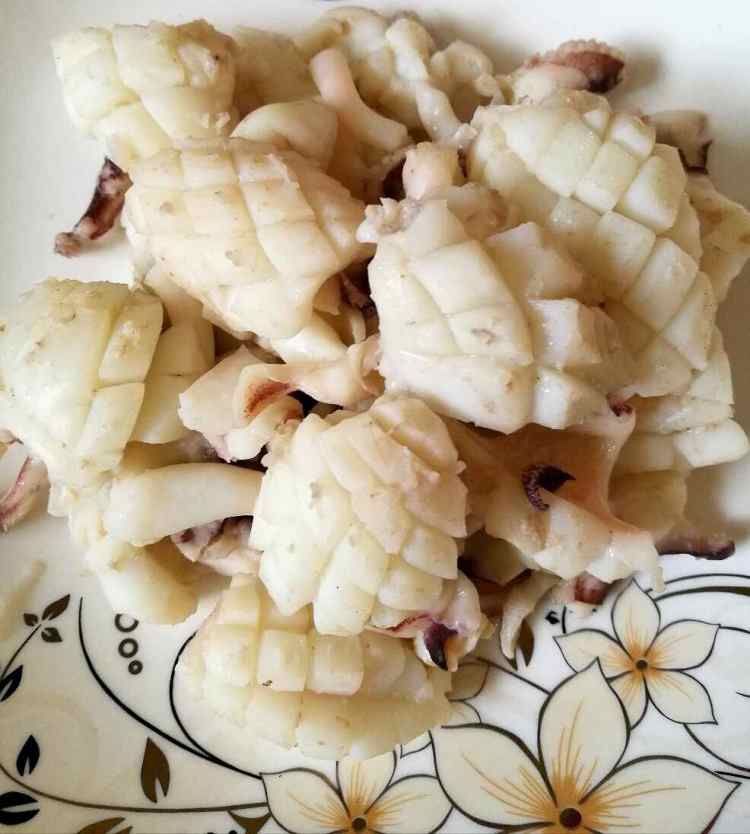 辣炒墨鱼话花步骤2