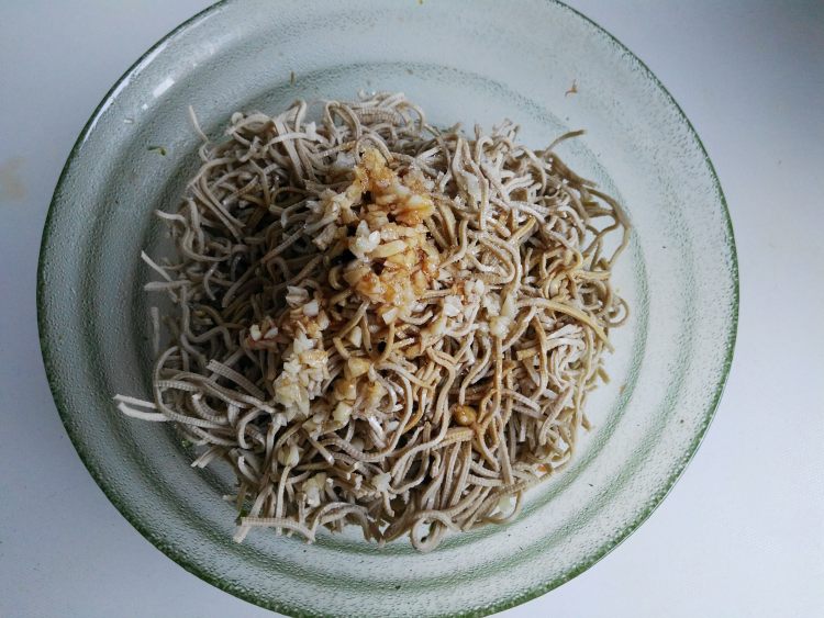 家常椒油拌豆腐丝步骤3