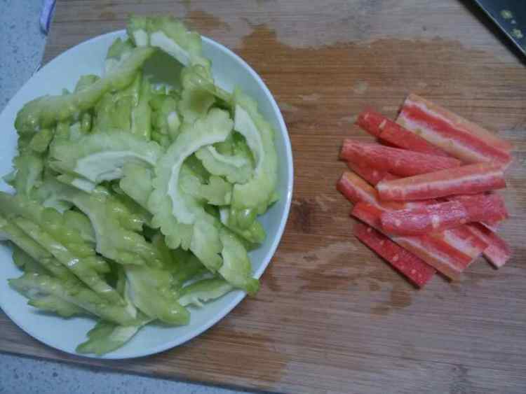 苦瓜炒肉步骤2