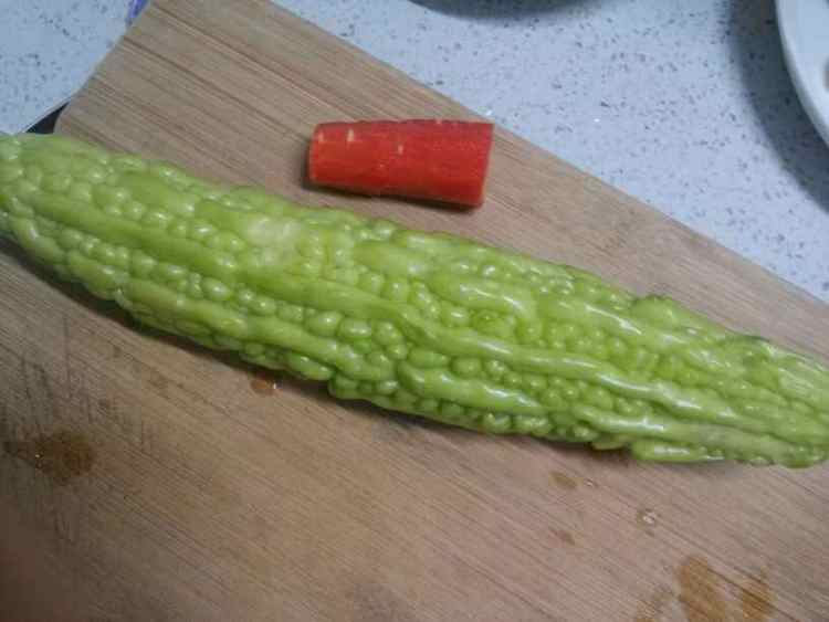 苦瓜炒肉步骤1