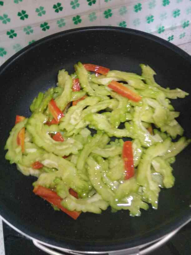 苦瓜炒肉步骤6