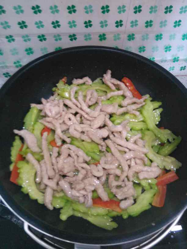 苦瓜炒肉步骤7