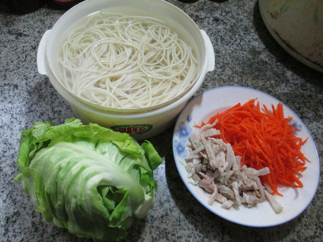 双丝牛心菜炒面步骤1