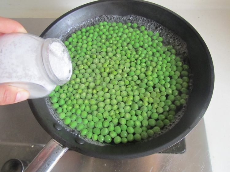 青豆山药胡萝卜丁步骤1