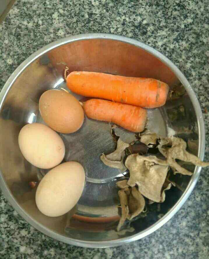 木耳胡萝卜炒鸡蛋步骤1