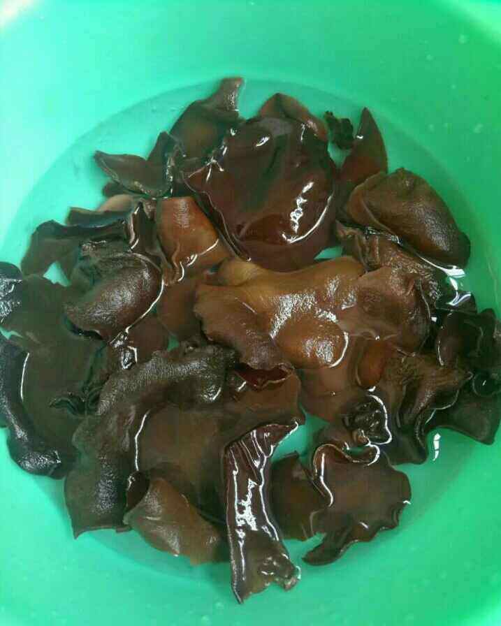 木耳胡萝卜炒鸡蛋步骤2