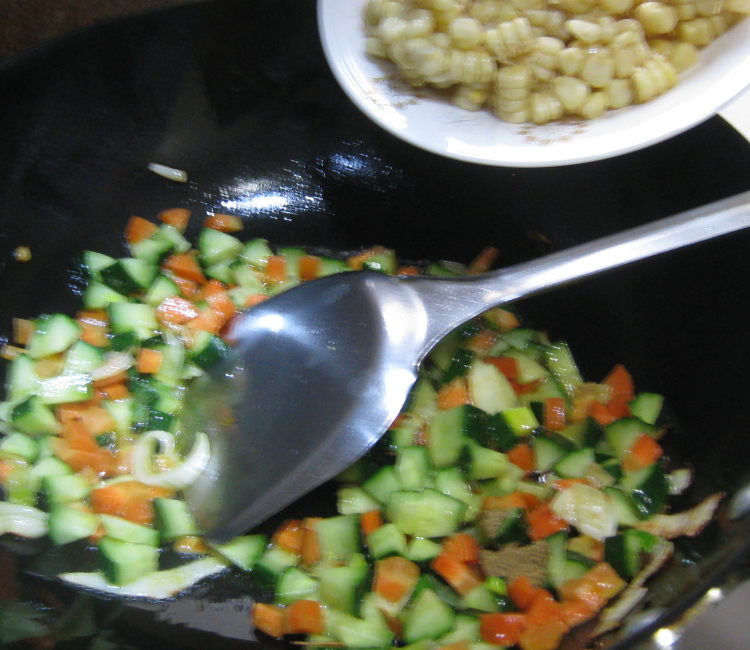 玉米粒炒蔬菜丁步骤9