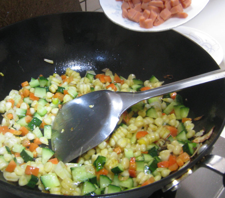 玉米粒炒蔬菜丁步骤10