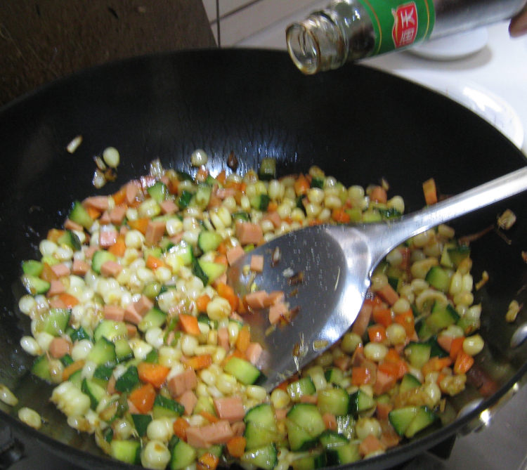 玉米粒炒蔬菜丁步骤13