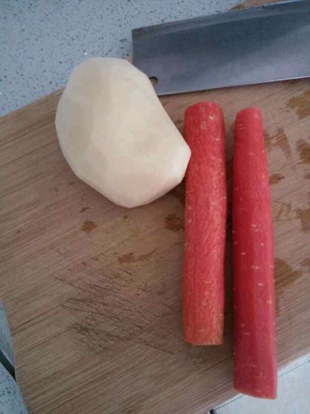 腌肉炖土豆步骤1