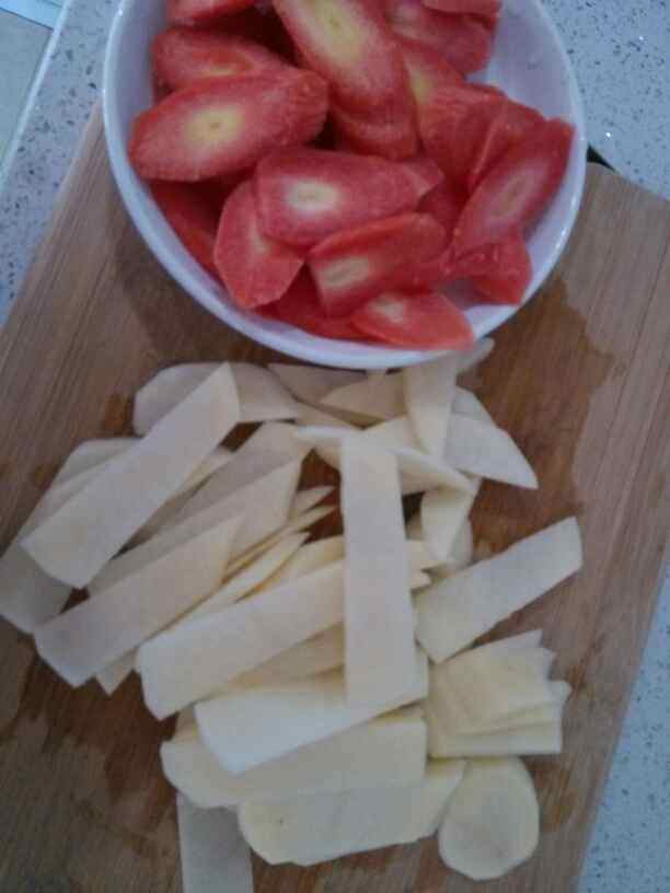 腌肉炖土豆步骤2