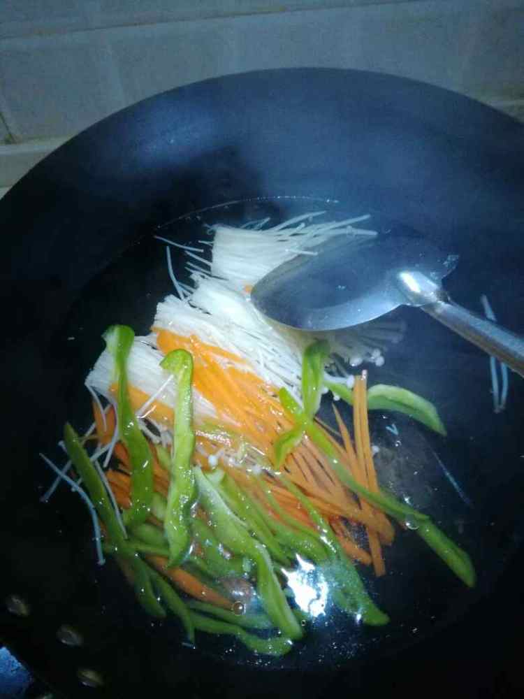 时蔬拌金针菇步骤5