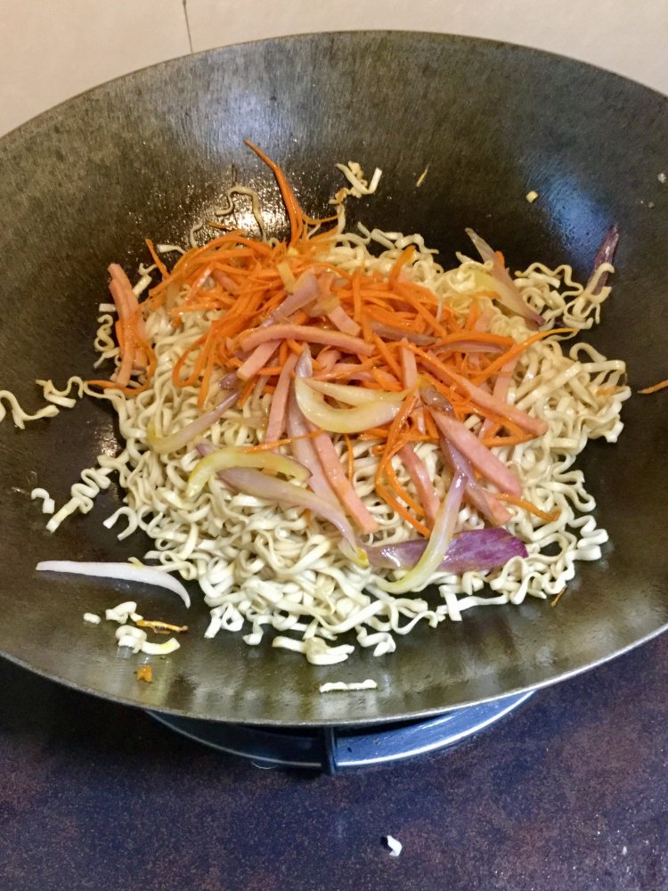 午餐肉炒面步骤9