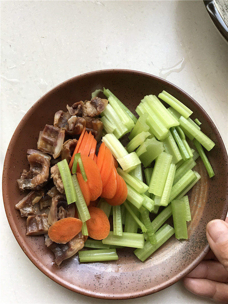 千叶豆腐炒芹菜步骤1