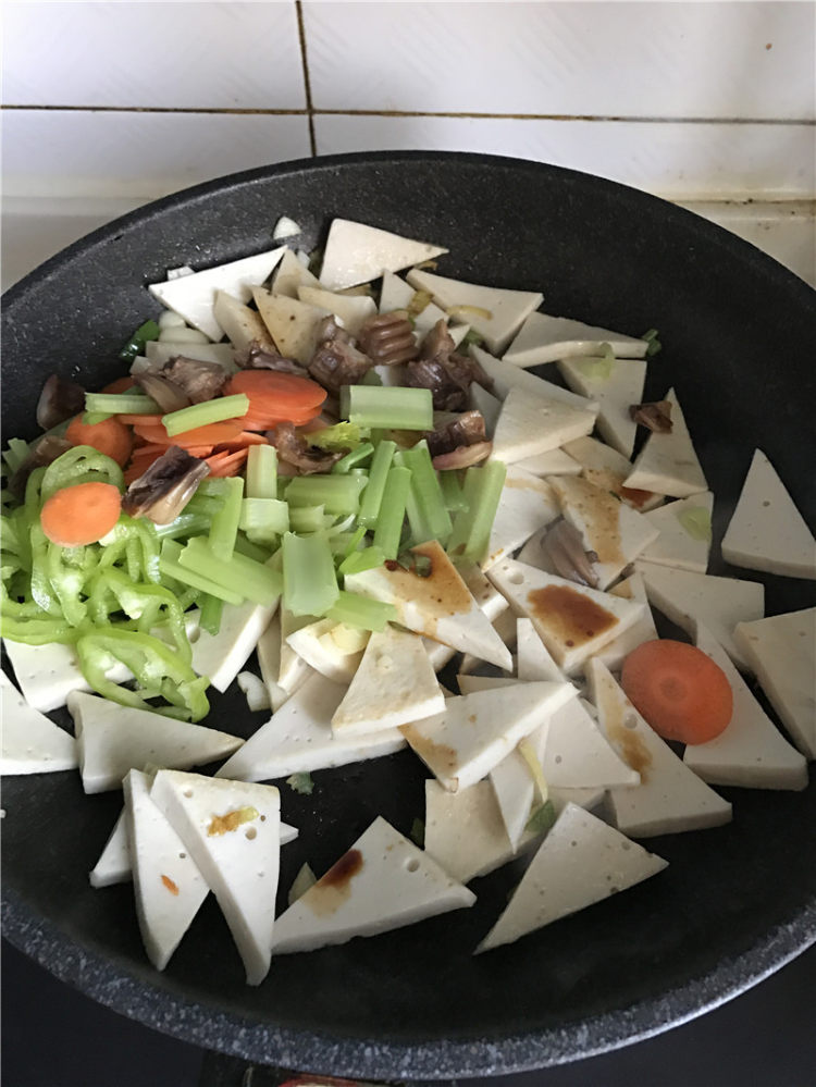 千叶豆腐炒芹菜步骤6