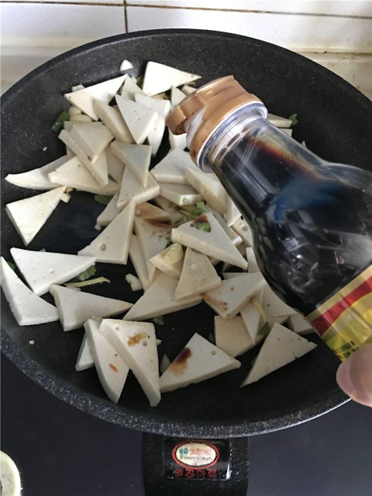 千叶豆腐炒芹菜步骤5