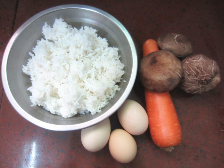香菇炒饭步骤1