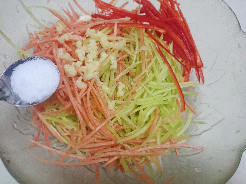 胡萝卜拌莴苣步骤5