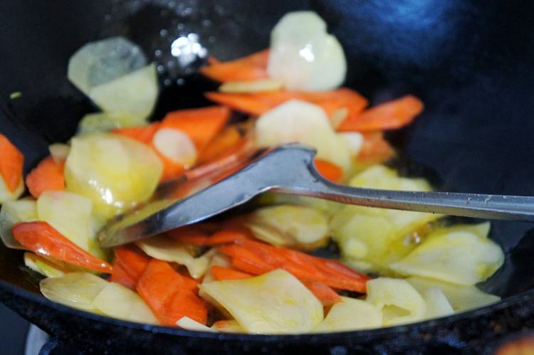 清炒油菜土豆片步骤5