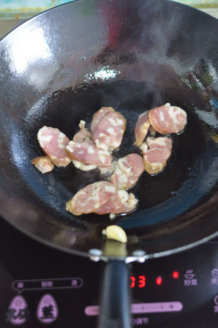 秋葵炒腊肠#本味家乡步骤3