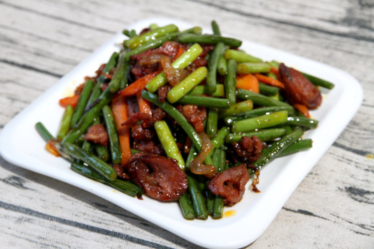 蒜薹炒腊肠步骤7