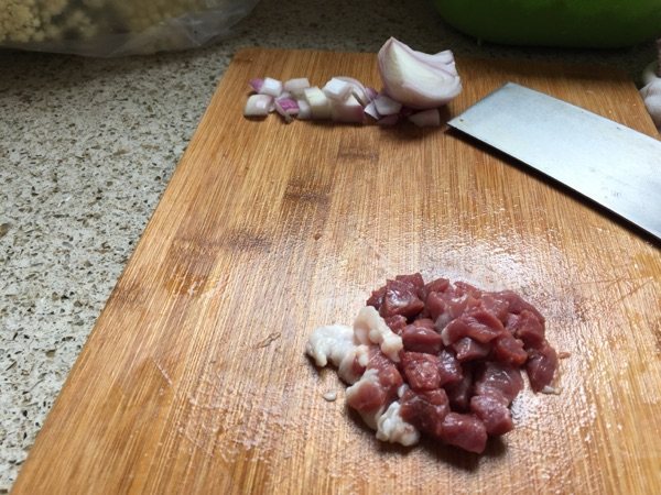 胡萝卜炒青豆步骤1