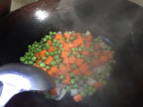 胡萝卜炒青豆步骤4