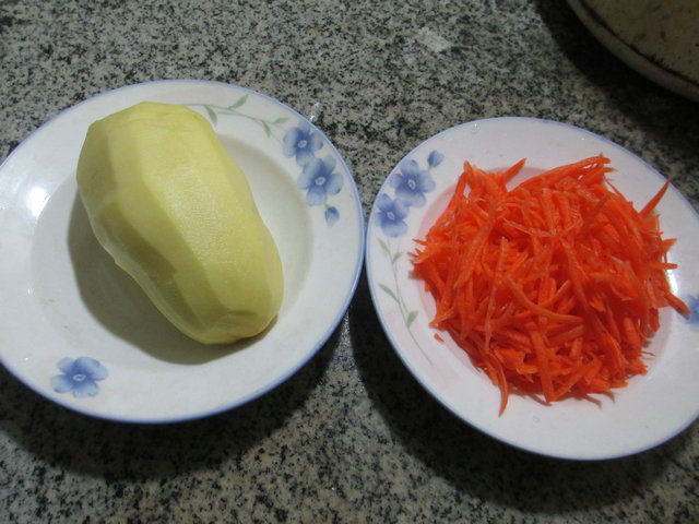 胡萝卜炒土豆步骤1