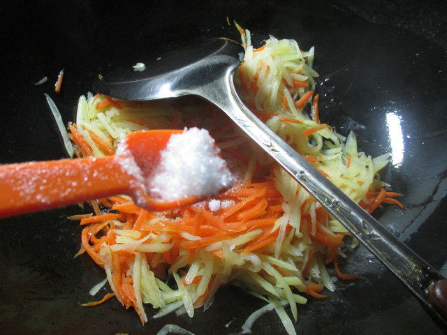 胡萝卜炒土豆步骤7
