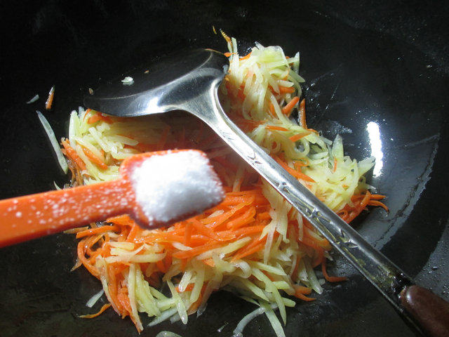 胡萝卜炒土豆步骤6