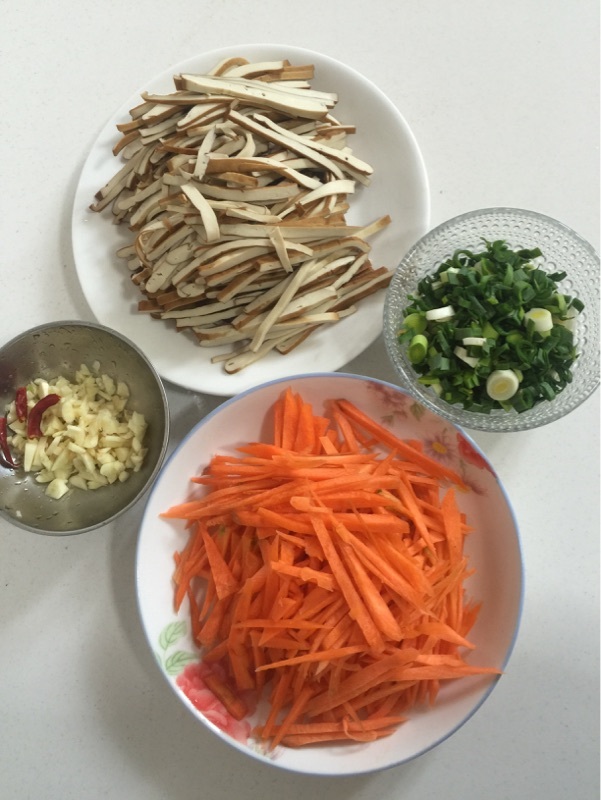 胡萝卜蚝油炒豆干步骤1