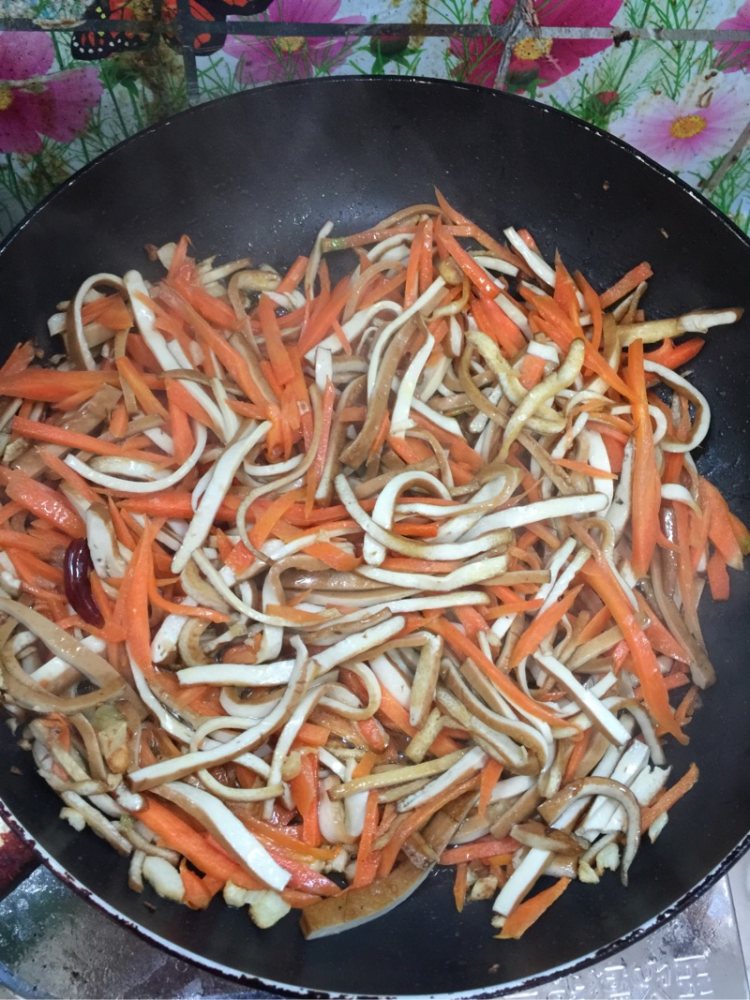 胡萝卜蚝油炒豆干步骤3
