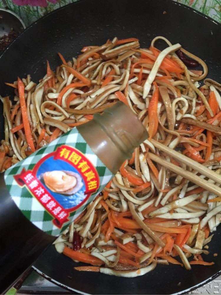 胡萝卜蚝油炒豆干步骤5