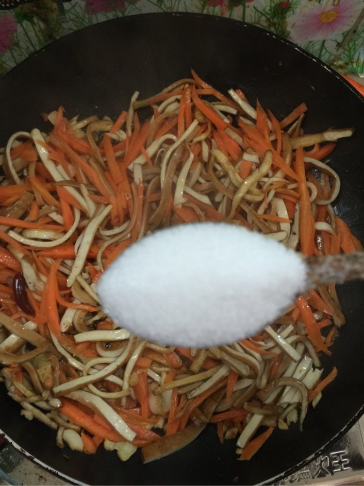胡萝卜蚝油炒豆干步骤4
