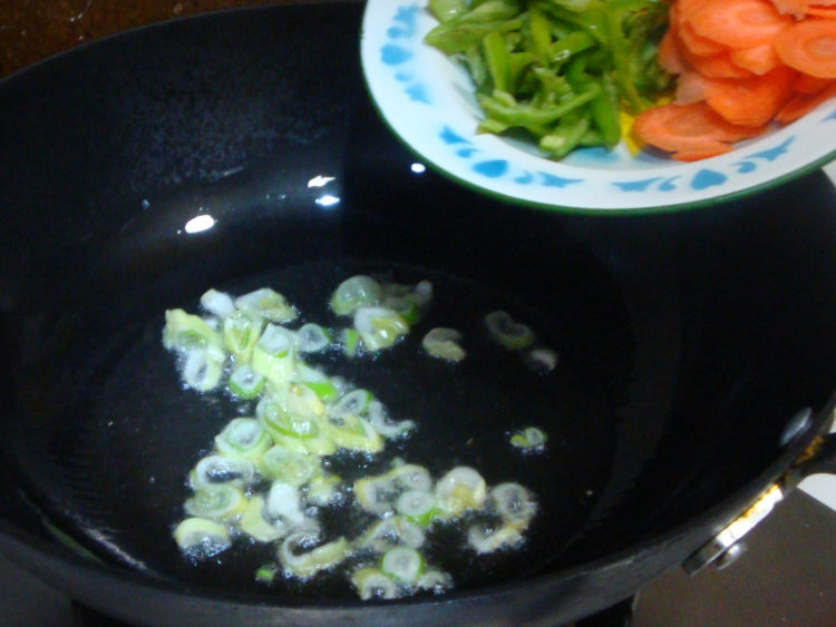 尖椒胡萝卜炒土豆片步骤8