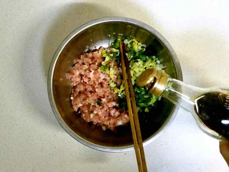 胡萝卜香菇猪肉蒸包步骤2