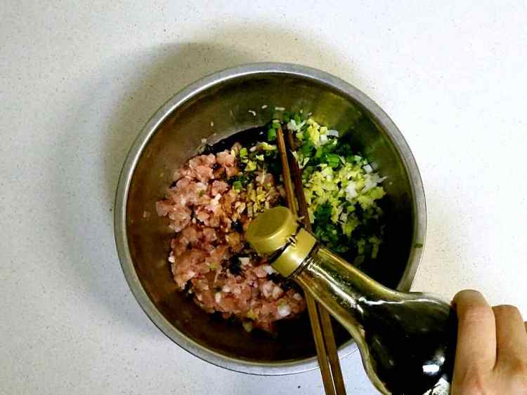 胡萝卜香菇猪肉蒸包步骤3