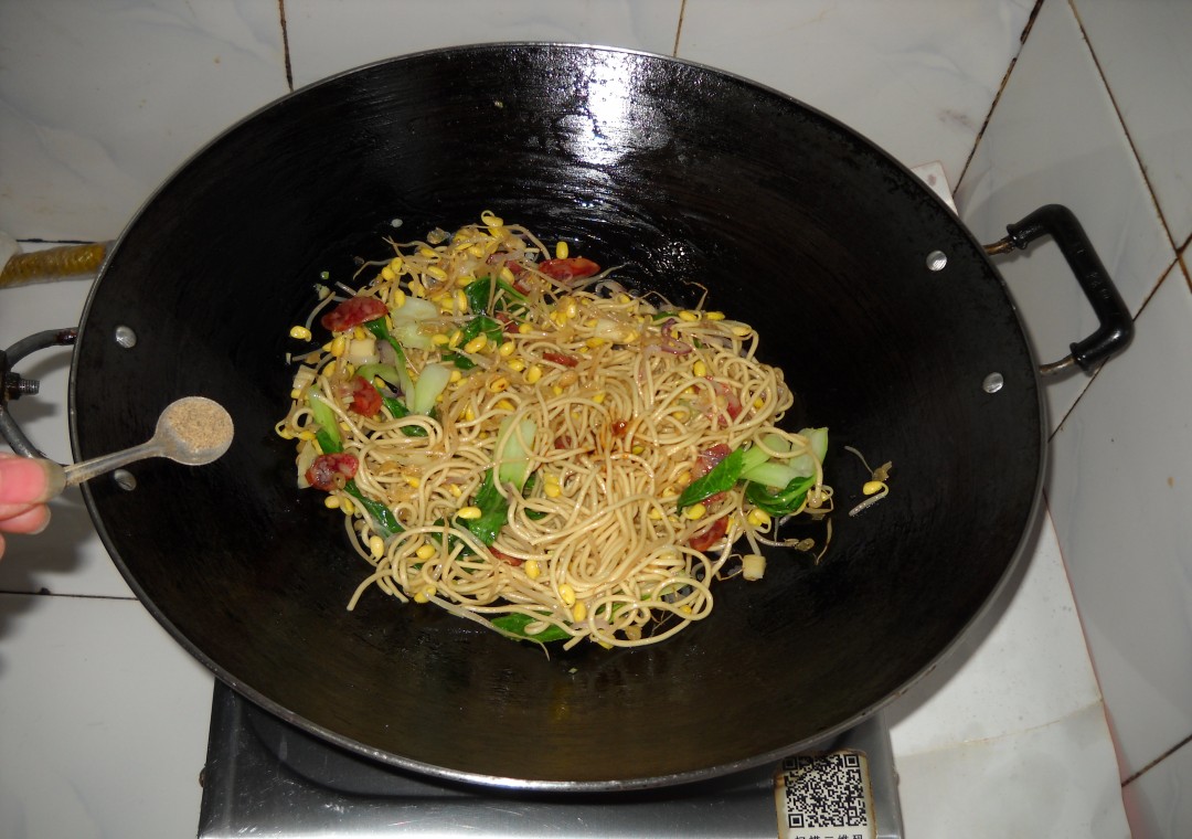 白菜豆芽炒面步骤12