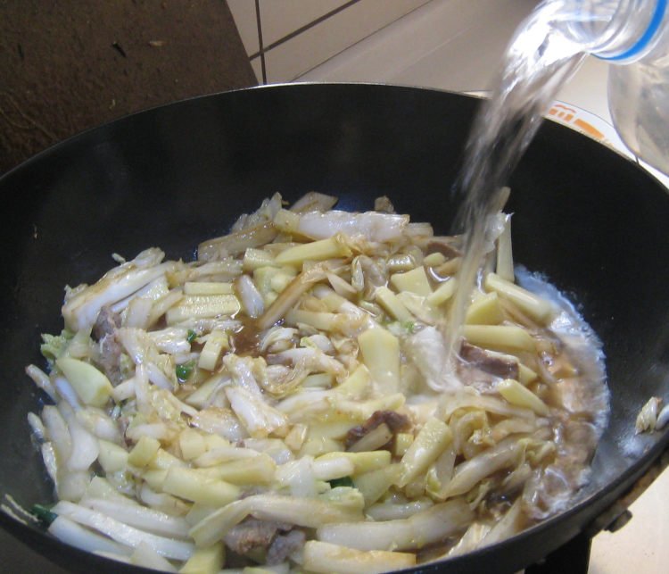 白菜猪肉炖土豆条步骤12